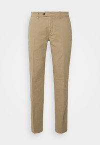 Un pantalon en coton beige avec une coupe droite, doté d'une fermeture à bouton, de passants de ceinture et sans motifs ni accents visibles.