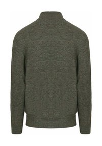 Groene gebreide trui met een hoge kraag, textuurstof en geribde manchetten en zoom. Heeft een effen achterkant zonder aanvullende details.