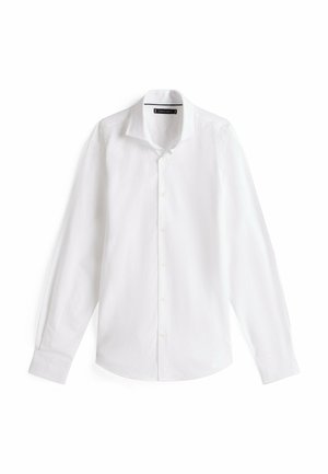Biała koszula z długim rękawem, z klasycznym kołnierzykiem, zapinana na guziki, wykonana z miękkiej bawełny. Posiada gładką fakturę i subtelną połysk.