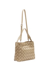 Borsa in pelle intrecciata beige di forma rettangolare, con tracolla regolabile e texture liscia; presenta una parte superiore arricciata e dettagli in metallo argentato.