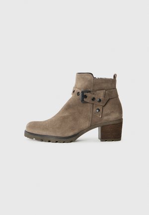 Bota ankle em camurça na cor taupe com um salto grosso, faixa decorativa com detalhes em preto e sola texturizada para maior aderência.