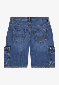 Τζιν cargo σορτς σε ανοιχτό μπλε με διπλές πίσω τσέπες και πλαϊνή τσέπη cargo, με κίτρινες ραφές και χάλκινες τάπες.