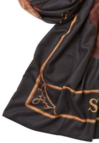 Melnā šalle ar zeltainiem dekoratīviem malām un centrālu māksliniecisku dizainu. Maiga tekstūra ar gludu apdari.