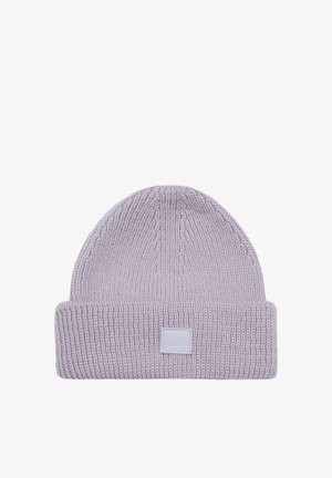 Neulottu pipo vaaleassa laventelissa, jossa on käänteinen cuff, ribattu pinta ja pieni suorakulmainen logo-onnittelupatchi edessä.