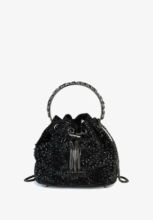 Sac seau noir en perles avec une anse circulaire métallique, fermeture à cordon, et clous décoratifs. Présente une surface texturée et des accents en chaîne.