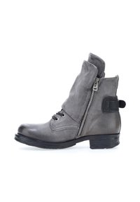 Szare skórzane botki za kostkę z złożonym kołnierzem, bocznym zamkiem błyskawicznym, sznurowaniem i strukturalnym wykończeniem. Płaska podeszwa ze słupkiem.