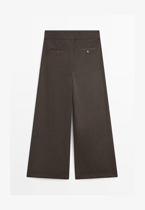 Braune weit geschnittene Hose aus glattem Stoff. Mit flachem Taillenbund, zwei Gesäßtaschen mit Knopfverschluss und genähten Säumen.