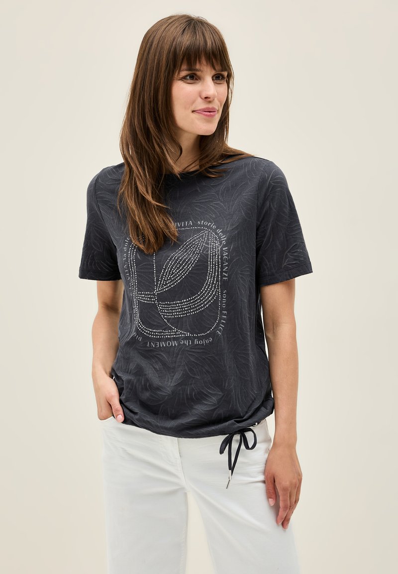 Mørkegrå t-shirt lavet af blødt stof, med et bladmønster og et dekorativt print med tekst i hvid. Løs pasform med korte ærmer.