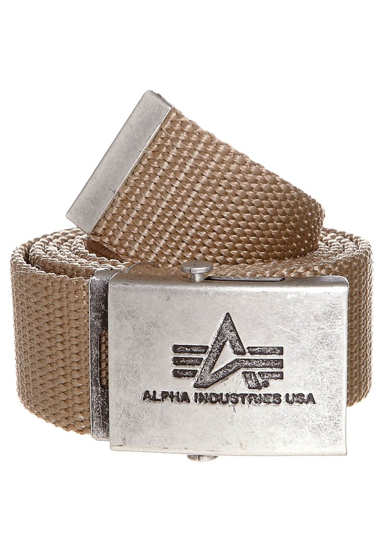 Hnedý tkaný opasok s kovovou sponou striebornej farby, na ktorej je vygravírované "Alpha Industries USA" a štýlizované logo "A".