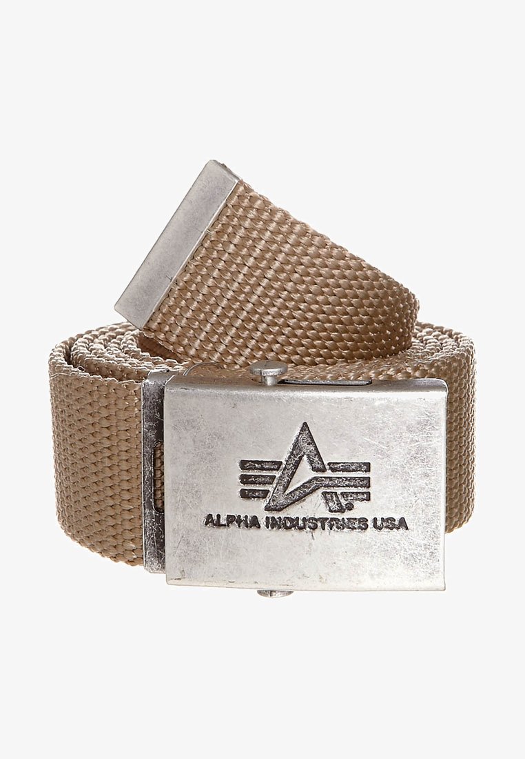 Hnedý tkaný opasok s kovovou sponou striebornej farby, na ktorej je vygravírované "Alpha Industries USA" a štýlizované logo "A".