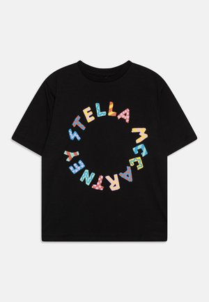 T-shirt noir à manches courtes avec des lettres colorées et à motifs formant un cercle épelant "STELLA MCCARTNEY" sur le devant.