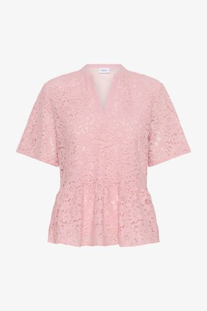 Blouse en dentelle rose avec un décolleté en V, des manches courtes et un ourlet peplum. Motif floral avec une finition texturée, tissu léger.
