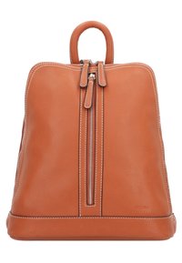 Mochila de cuero marrón con cremallera vertical central, asa redondeada en la parte superior, costuras blancas en contraste y nombre de la marca en relieve en la esquina inferior derecha.