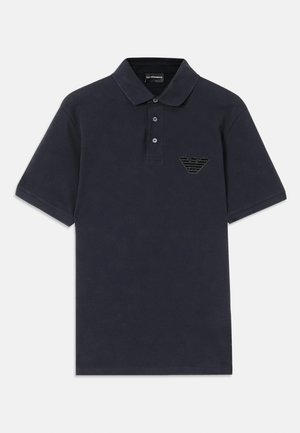 Polo-shirt marine en coton, avec une patte de boutonnage à trois boutons et un logo brodé sur le côté gauche. Manches courtes, couleur unie.