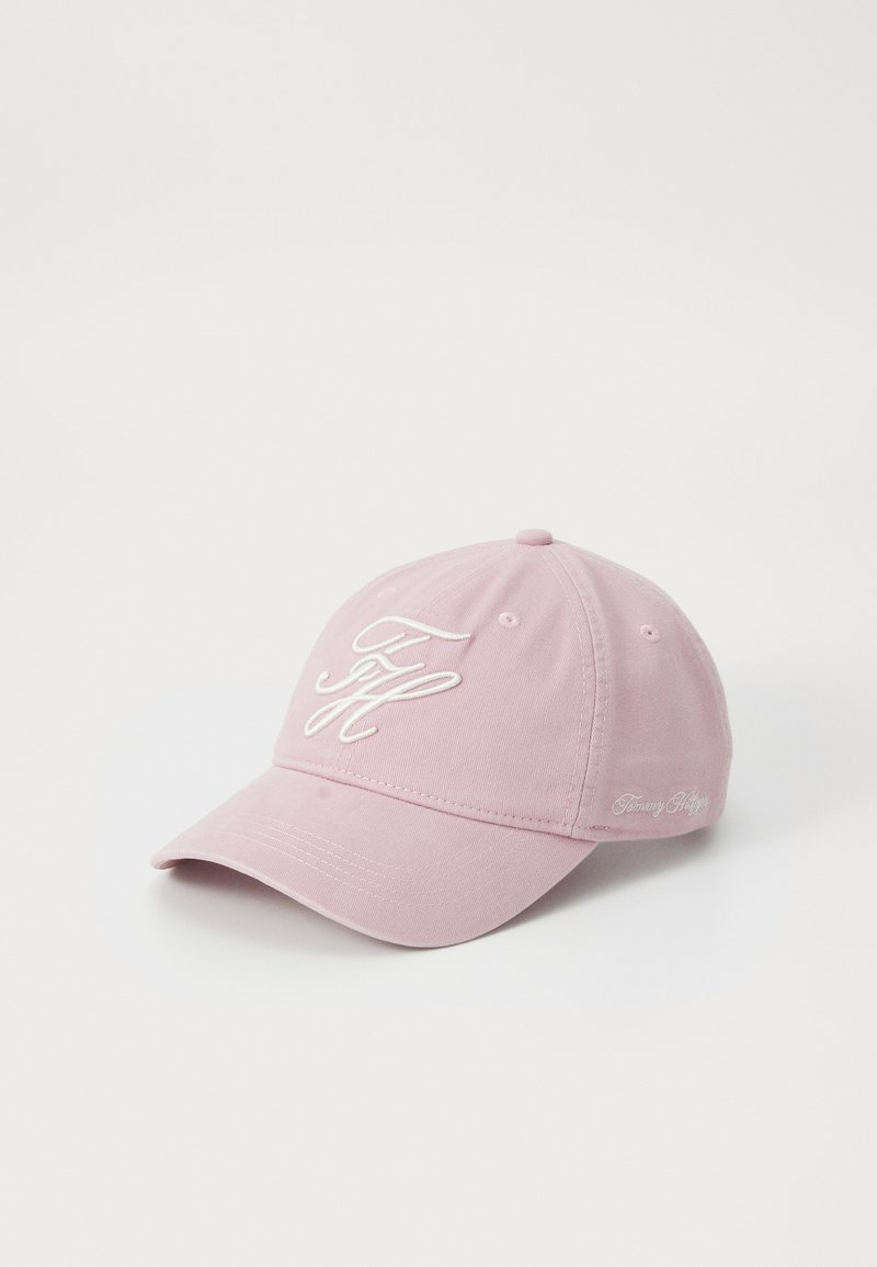 Boné de beisebol de algodão rosa com copa arredondada, apresentando um logótipo bordado branco na frente e marcação na lateral. Visor curvado.