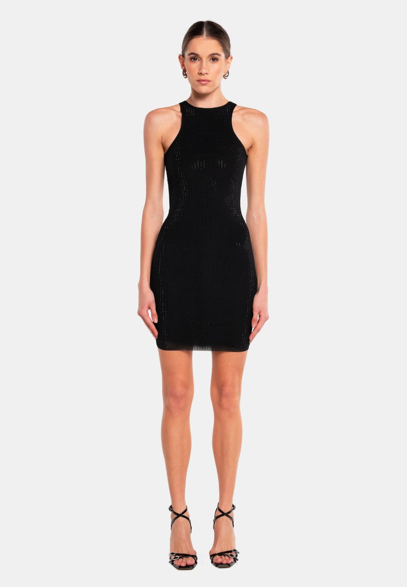 Robe mini en maille noire sans manches, présentant un col montant et une silhouette près du corps. Texture lisse, sans motifs, accents minimaux.