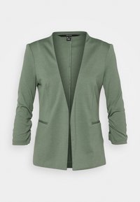 Zelený strukturovaný blazer s hlubokým výstřihem ve tvaru V a tříčtvrtečními rukávy, vybavený dvěma bočními kapsami a hladkým, elastickým materiálem.