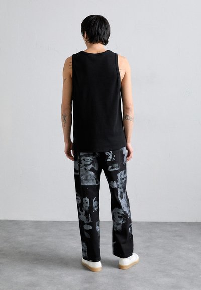 Kidsuper FACES COLLAGE PANTS - Traperice opuštenog kroja - black