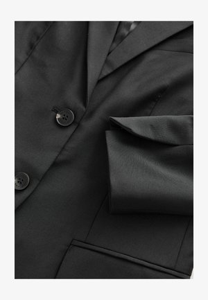 Zwarte op maat gemaakte blazer met twee zwarte knopen, een geknipte revers en een enkel borstzakje. Gladde textuur, formeel ontwerp.