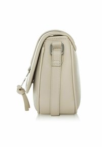 Beżowa torba skórzana o zaokrąglonym kształcie, teksturowanej powierzchni, smukłym profilu i regulowanym pasku z metalowymi akcentami.