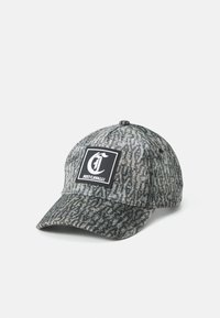 Gorra de béisbol gris con patrón, visera curvada y parche cuadrado negro que muestra una "C" blanca y el texto "JUST CAVALLI".