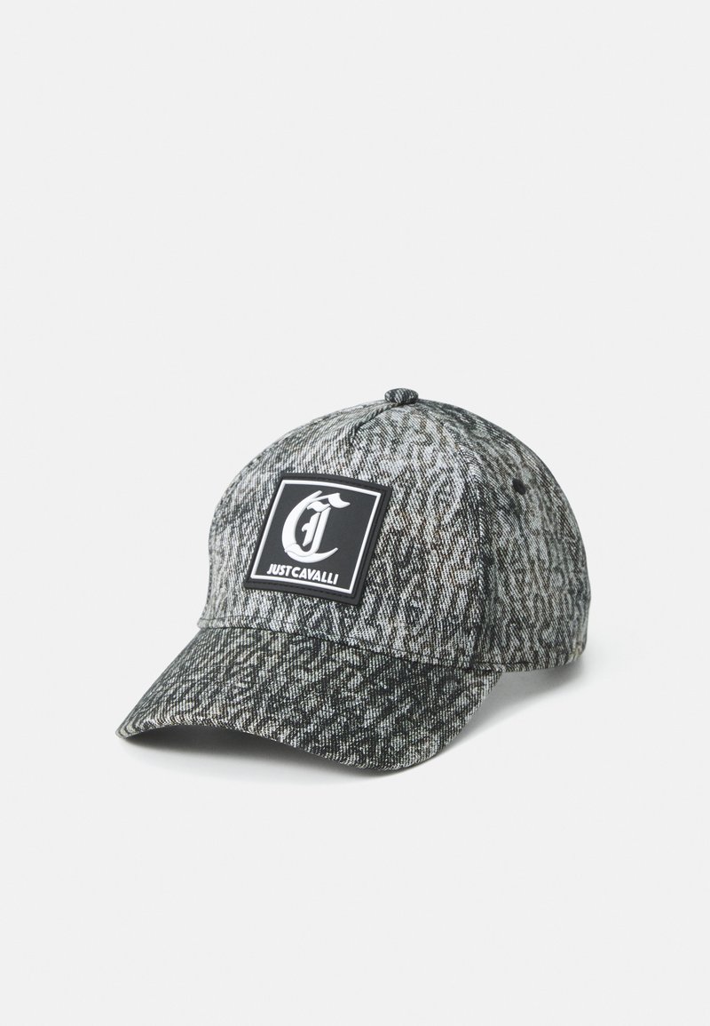 Grå mønstret baseballcap med buet skygge og svart firkantet lapp med hvit "C" og "JUST CAVALLI" tekst.