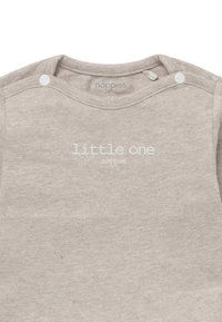 Hellgrauer Baumwollstrampler mit rundem Ausschnitt, Druckknöpfen an der Schulter und dem Schriftzug „little one“ in weißer Schrift auf der Vorderseite.