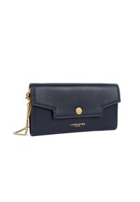 Clutch in pelle blu navy con patta pieghevole, chiusura a scatto dorata, tracolla a catena e logo in rilievo sulla parte anteriore. Texture liscia.