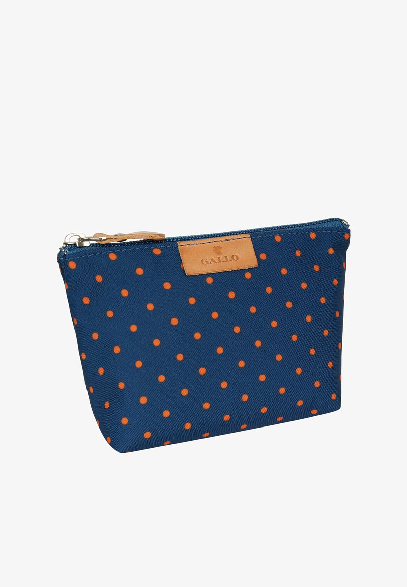 Pocchetta di tessuto blu navy con pois arancioni, etichetta in pelle con la scritta "Gallo", zip argentata e superficie testurizzata. Forma compatta e rettangolare.
