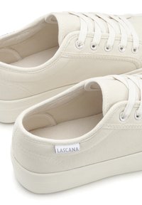 Kangasneakers heled pruunis, valgete nööridega, ümmarguse varbaga ja tekstuursed pinnad. Mõlemal kontsal on silt "LASCANA".
