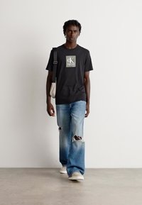Calvin Klein BOX GRAPHIC TEE - Camiseta estampada - black