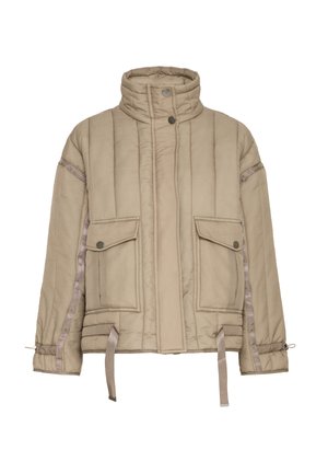 Beige polstret jakke med høj krave, vandret syninger, to forlommer og justerbare snore i kanten og ved manchetterne. Glat tekstur.