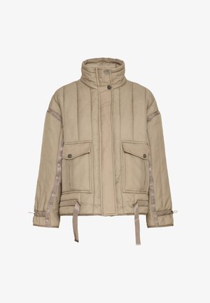 Beige polstret jakke med høj krave, vandret syninger, to forlommer og justerbare snore i kanten og ved manchetterne. Glat tekstur.