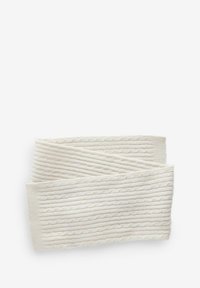 Diadema blanca texturizada con un diseño acanalado que presenta patrones elevados alternos, fabricada con un material suave y elástico.