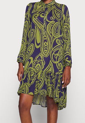 Vestido de manga larga en púrpura oscuro con un patrón de cachemira verde, con cuello abotonado y un dobladillo en capas con volantes. Textura de tela suave.