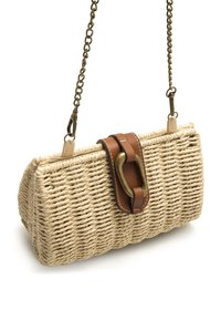 Bolsa de paja trenzada en forma rectangular, con una correa de cuero marrón y un cierre en tono dorado para una seguridad adicional.