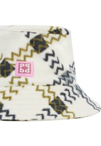 Fleece emmerhoed met een witte basis, voorzien van zigzagpatronen in grijs, olijfgroen en mosterd. Roze merklabel gestikt aan de zijkant.