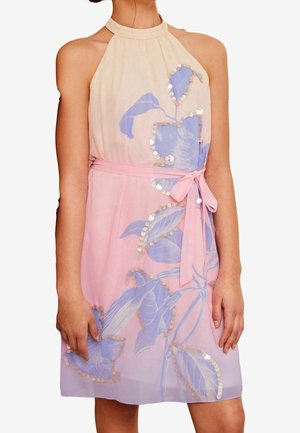 Ärmelloses, pastellrosa Halfterkleid mit lavendelfarbenen Blättern, die mit Pailletten umrandet sind, und einem passenden pinkfarbenen Stoffgürtel, der ausgestellt wird.