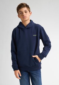 Felpa con cappuccio blu navy realizzata in morbido cotone misto. Caratterizzata da una tasca a marsupio anteriore e polsini a coste, con un logo sul petto.