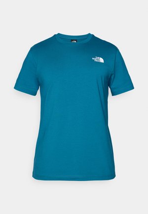 Teal kortærmet t-shirt lavet af blødt bomuld, med et hvidt logo trykt på venstre bryst og en klassisk rund hals design.