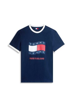 T-shirt bleu marine à manches courtes avec col blanc et finitions blanches aux manches, avec un logo Tommy Jeans rouge, blanc et bleu et le texte "Proud to be Jeans!".