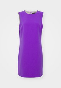 Robe violette sans manches, longueur genou, avec un col rond et une fermeture éclair au dos sur fond blanc uni.