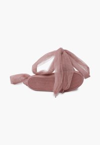 Ballerine rosa con un dettaglio di fiocco in nastro trasparente sul lato, che mostrano una suola texture e un design morbido e femminile.