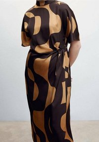 Robe à motifs marron et doré avec des manches courtes, une ceinture à la taille et une longueur au genou, fabriquée en tissu lisse.