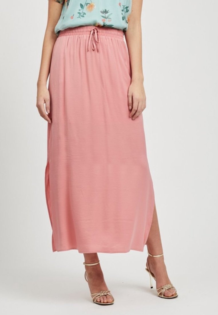 Jupe maxi rose avec une taille élastique et un cordon de serrage. Le tissu est léger avec une texture lisse. Les fentes latérales améliorent le mouvement.
