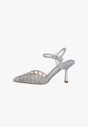 Sandalia de tacón plata con diseño abierto, que presenta un patrón entrelazado, adornos brillantes y una fina correa en el tobillo.