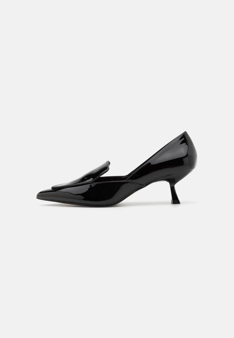 Black patent leather mid-heel shoes with a pointed toe and a folded accent on the upper. Slim heel design, smooth texture.