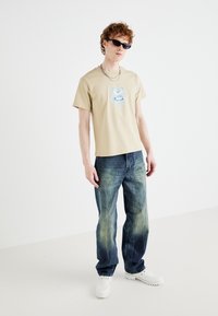 Weekday BOXY GRAPHIC TEE - Printtipaita - beige