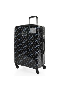 Maleta rígida negra con un patrón de logotipos de DKNY en azul, mango retráctil y cuatro ruedas para mayor movilidad. Acabado brillante y suave.