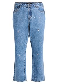 Šviesiai mėlynos džinsinės capri kelnės su rožinėmis gėlėmis išsiuvinėtomis detalėmis, penkių kišenių dizainas ir tiesus kojų kirpimas. Mygtukų uždarymas liemens srityje.